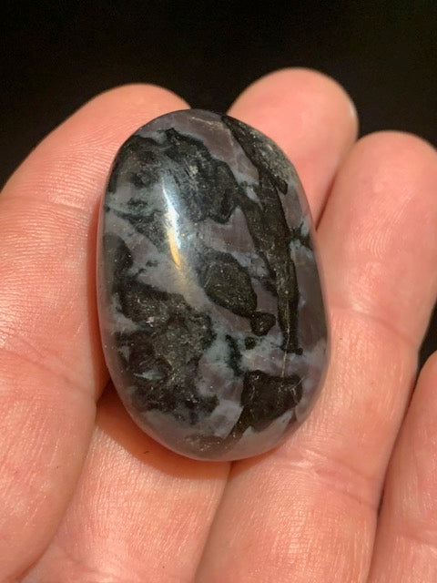 Merlinite/ Gabbro – Galet rond – 40 × 30 × 20 mm – 38,8 g