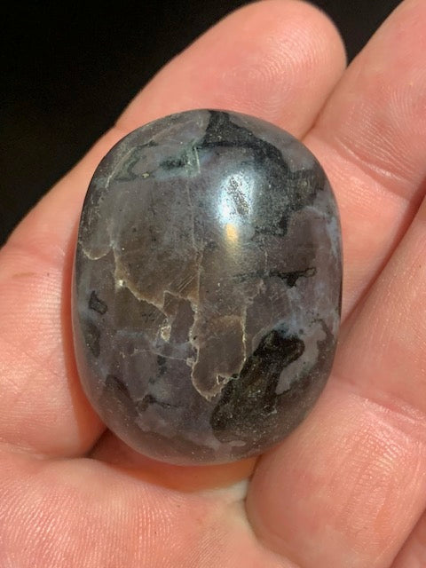 Merlinite/ Gabbro – Galet rond – 40 × 30 × 20 mm – 38,8 g