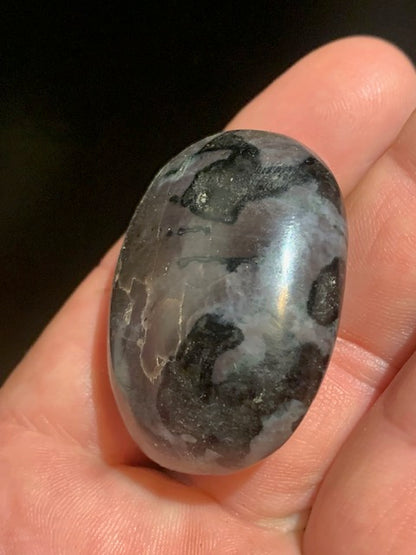 Merlinite/ Gabbro – Galet rond – 40 × 30 × 20 mm – 38,8 g