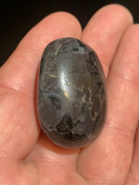Merlinite/ Gabbro – Galet rond – 40 × 30 × 20 mm – 38,8 g