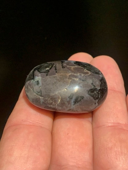 Merlinite/ Gabbro – Galet rond – 40 × 30 × 20 mm – 38,8 g