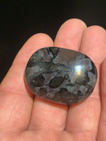 Merlinite/ Gabbro – Galet rond – 40 × 30 × 20 mm – 38,8 g
