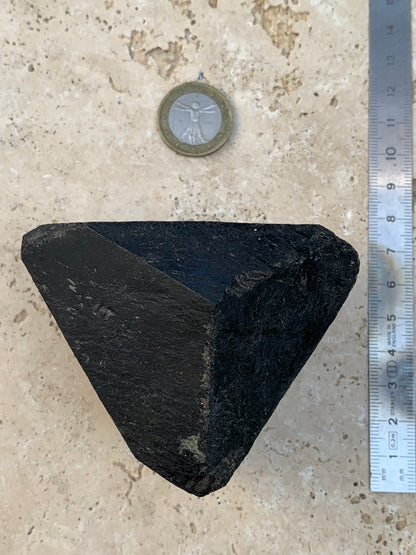 Tourmaline noire, spécimen naturel à 3 faces de 80 x 65 x 70 mm - 555 grammes. Une très belle et unique pièce !