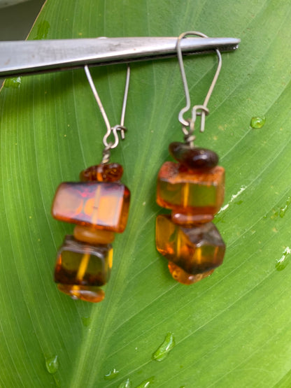 Boucles d'oreilles en Ambre, qualité AA à AA, montées par "Gem & Zen". Vendu en finition Argent, laiton ton Argent ou doré + options pour des choix de montures, parfait !