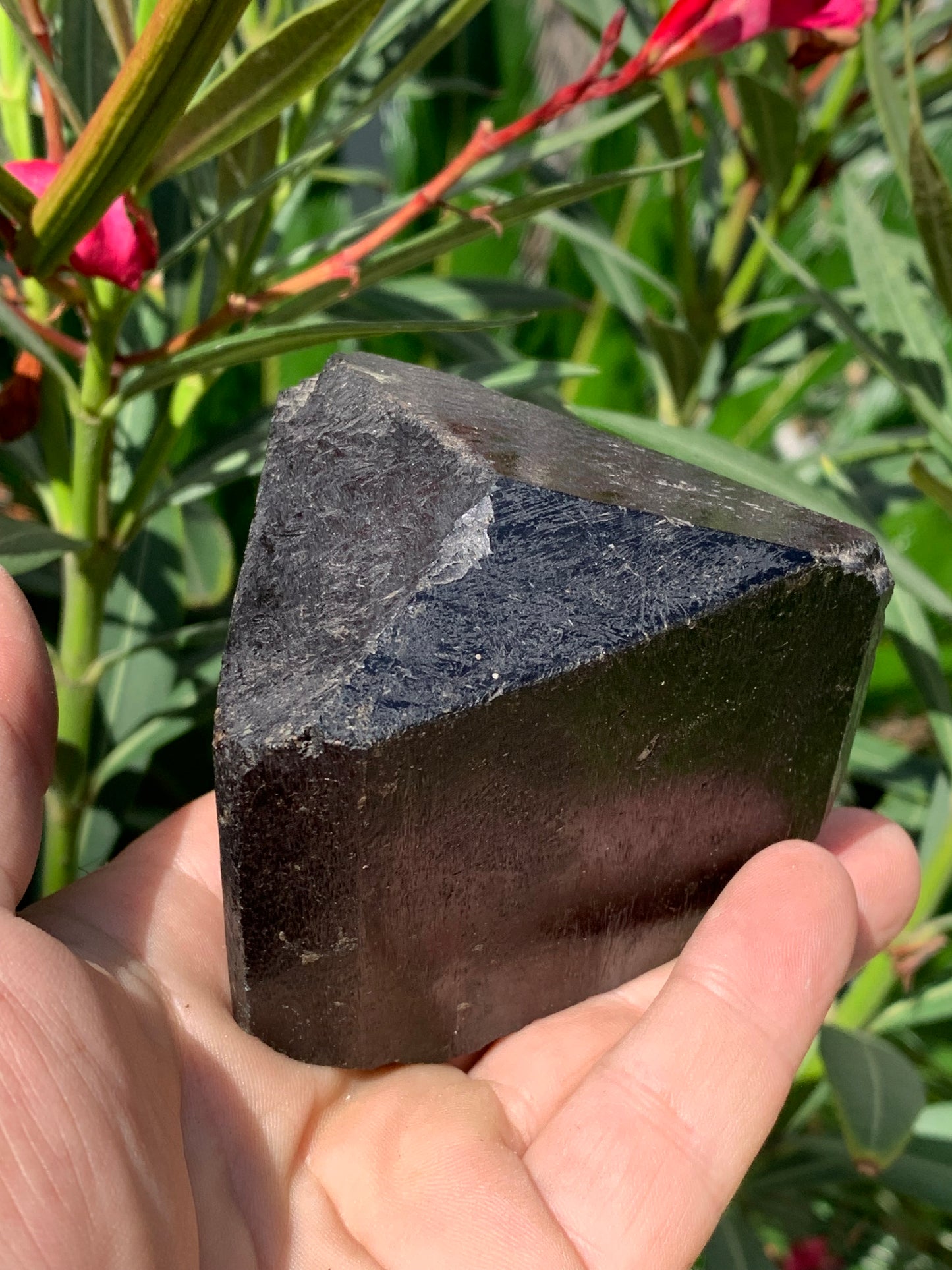 Tourmaline noire, spécimen naturel à 3 faces de 80 x 65 x 70 mm - 555 grammes. Une très belle et unique pièce !