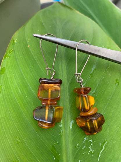Boucles d'oreilles en Ambre, qualité AA à AA, montées par "Gem & Zen". Vendu en finition Argent, laiton ton Argent ou doré + options pour des choix de montures, parfait !
