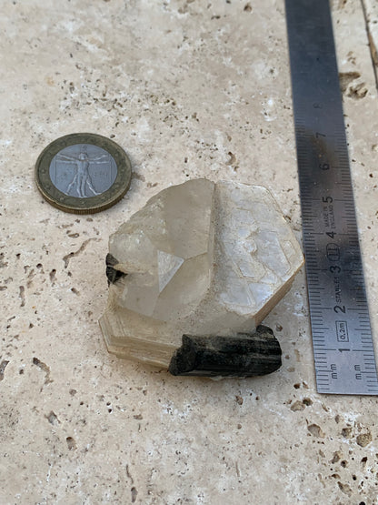 Tourmaline verte/ Verdélite avec Quartz et Muscovite, spécimen naturel de 52 x 44 x 27 mm -46 grammes environ. Superbe petite pièce de minéralogie !