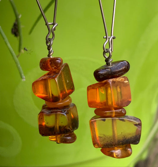 Boucles d'oreilles en Ambre, qualité AA à AA, montées par "Gem & Zen". Vendu en finition Argent, laiton ton Argent ou doré + options pour des choix de montures, parfait !