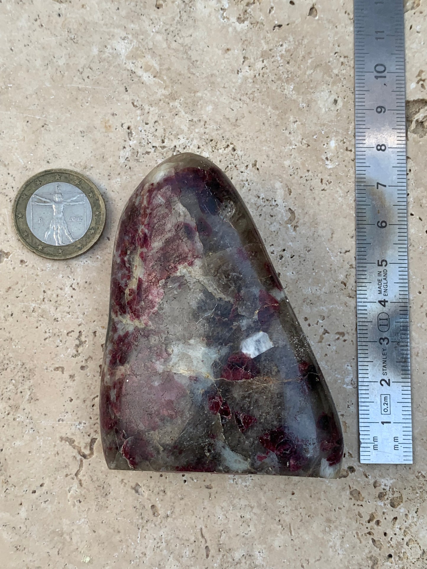 Tourmaline Rubellite, gros galet rond de 76 x 57 x 28 mm - 164,5 grammes. Une très belle et unique pièce !