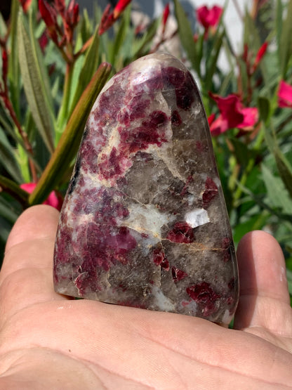 Tourmaline Rubellite, gros galet rond de 76 x 57 x 28 mm - 164,5 grammes. Une très belle et unique pièce !