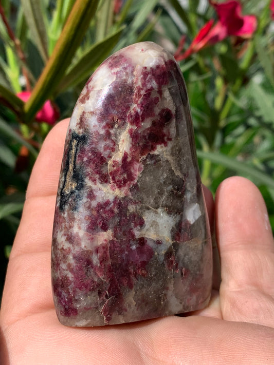 Tourmaline Rubellite, gros galet rond de 76 x 57 x 28 mm - 164,5 grammes. Une très belle et unique pièce !