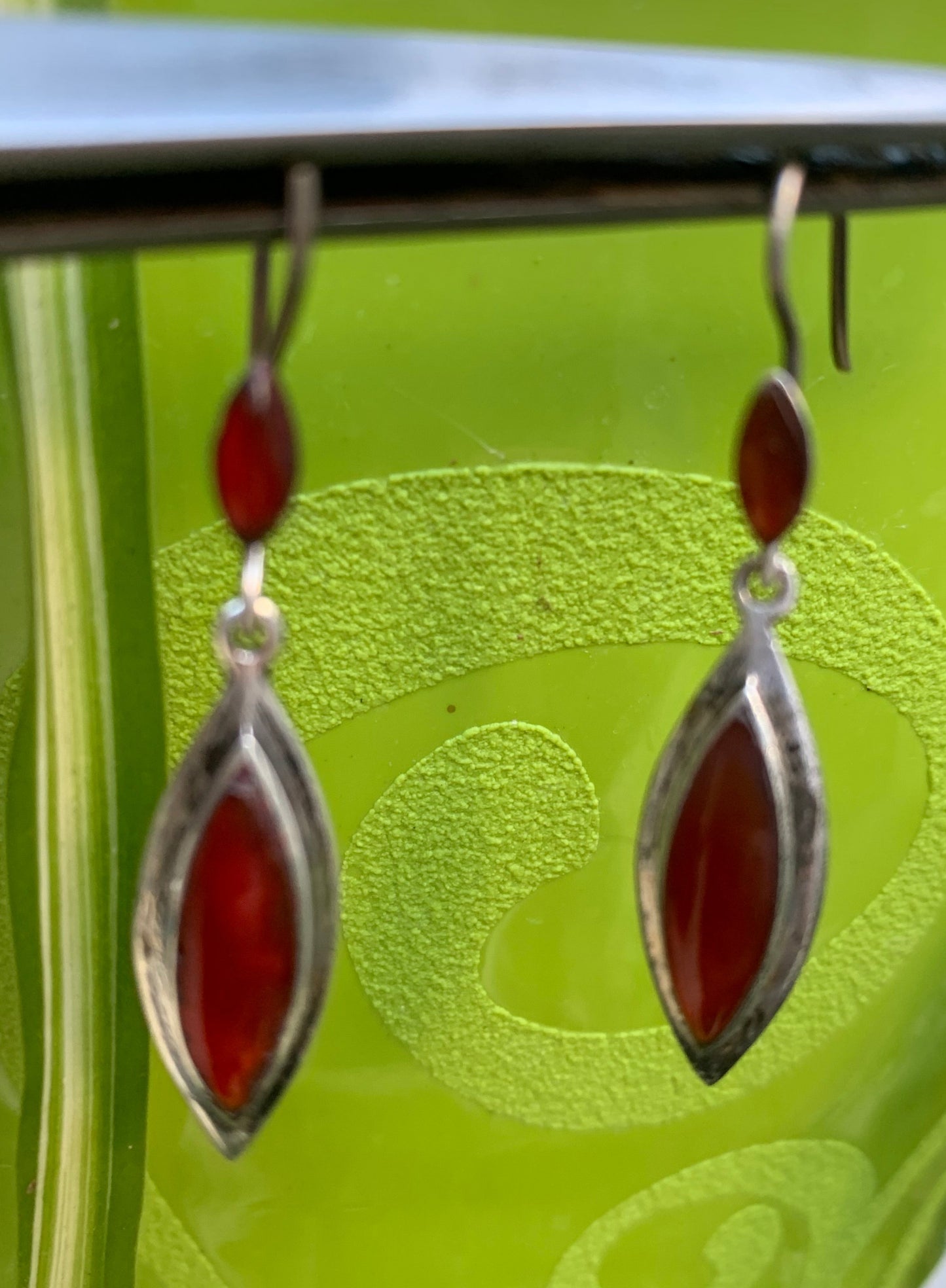 Boucles d'oreilles en Cornaline, cabochons sertis de forme allongée, qualité AA à AAA. Vendu en finition Argent 0.925, superbe pierre à l'énergie incroyable, parfait !
