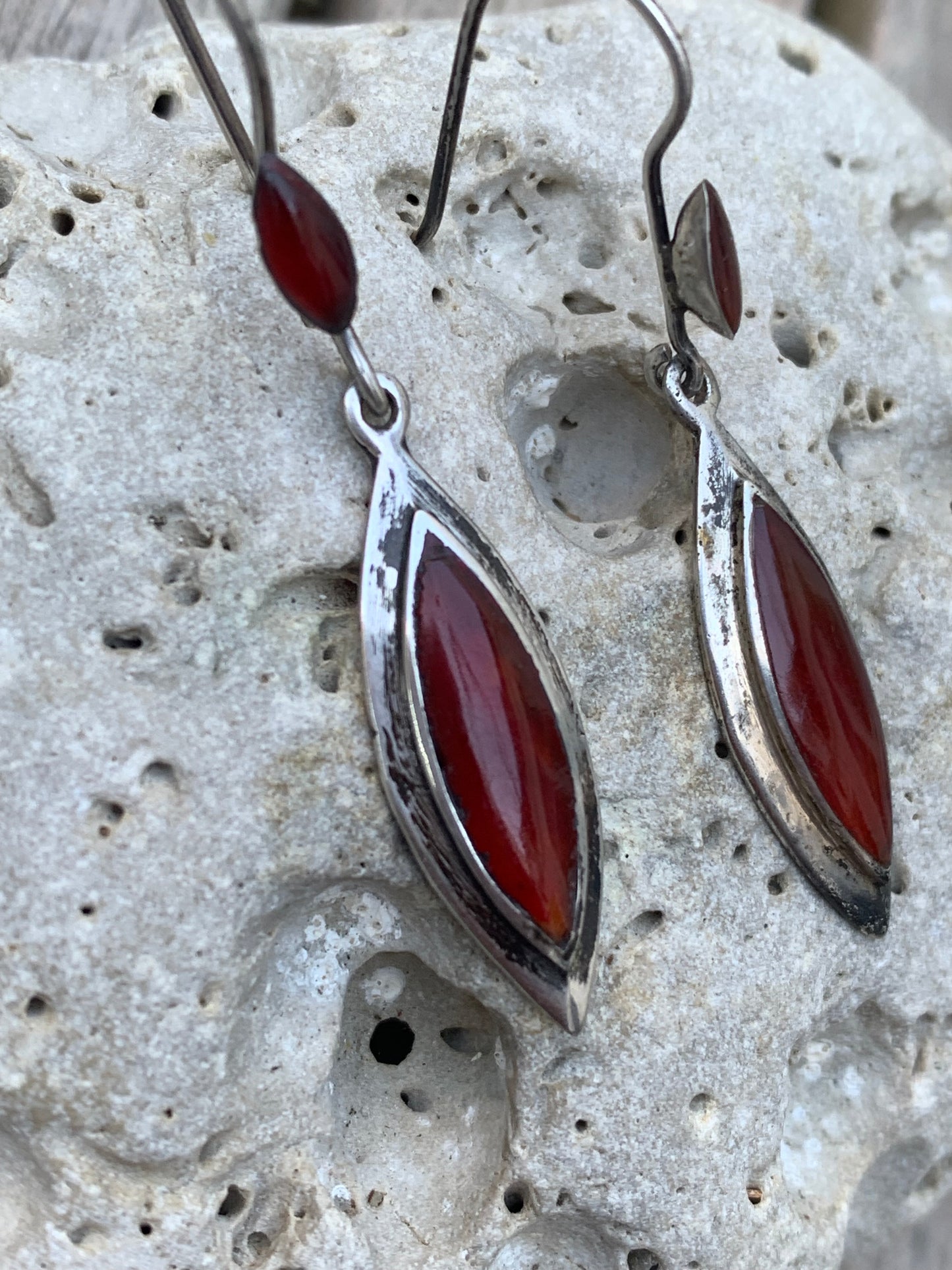 Boucles d'oreilles en Cornaline, cabochons sertis de forme allongée, qualité AA à AAA. Vendu en finition Argent 0.925, superbe pierre à l'énergie incroyable, parfait !