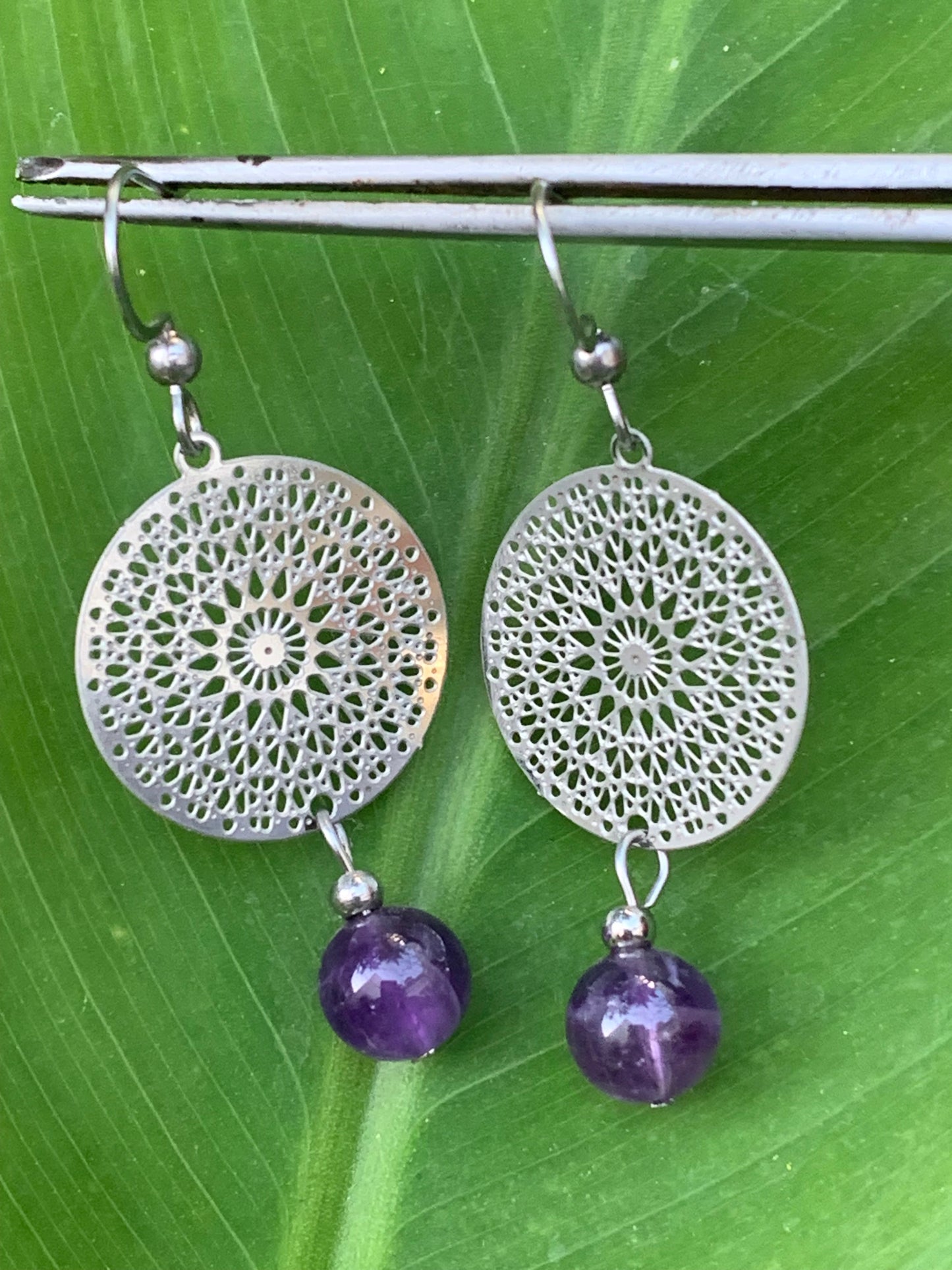 Boucles d'oreilles en Améthyste avec un superbe Mandala en Argent où est suspendue une perle ronde, qualité AA à AAA. Finition Argent 925 !