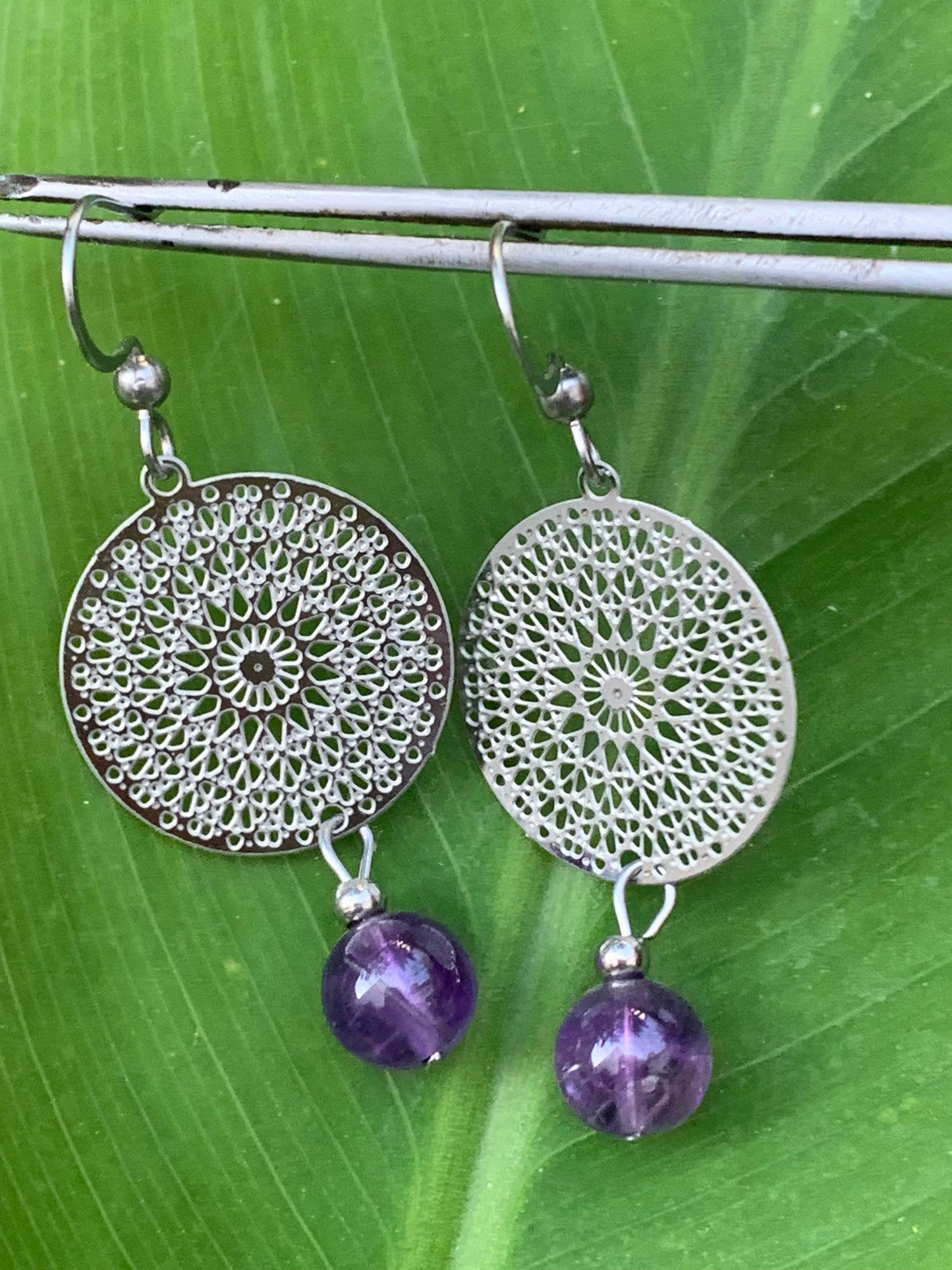Boucles d'oreilles en Améthyste avec un superbe Mandala en Argent où est suspendue une perle ronde, qualité AA à AAA. Finition Argent 925 !