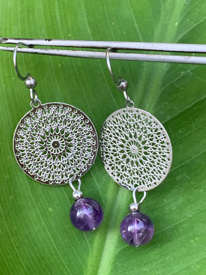 Boucles d'oreilles en Améthyste avec un superbe Mandala en Argent où est suspendue une perle ronde, qualité AA à AAA. Finition Argent 925 !