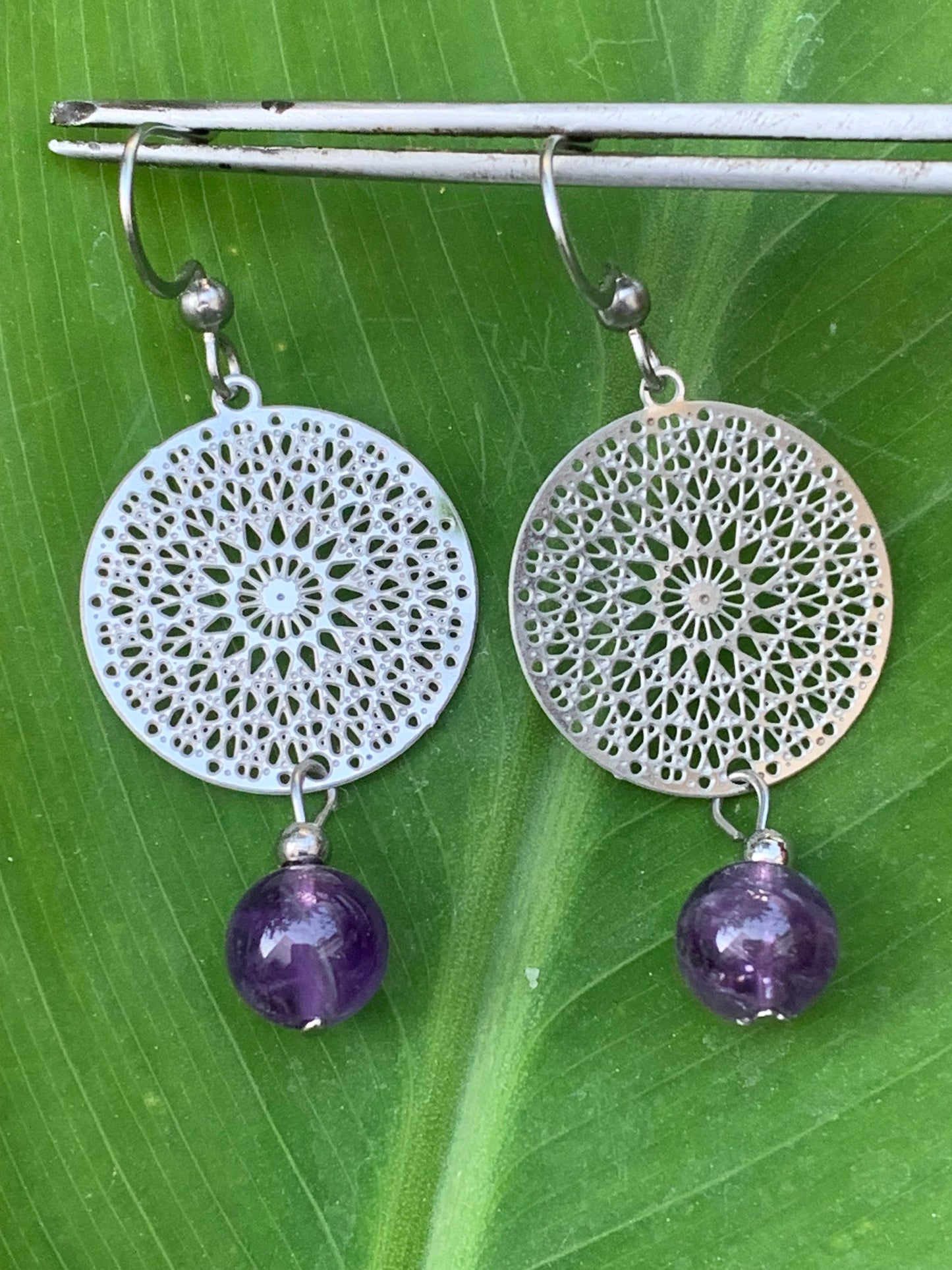 Boucles d'oreilles en Améthyste avec un superbe Mandala en Argent où est suspendue une perle ronde, qualité AA à AAA. Finition Argent 925 !
