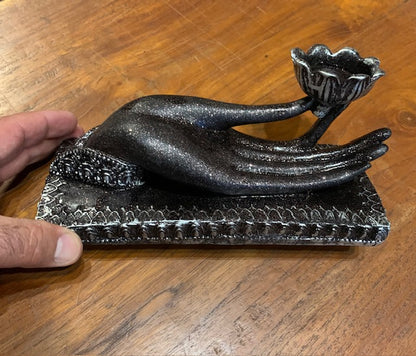 Bougeoir 'Main de Mudra', tenant une bougie. 21 x 8 x 10 cm/ 676 gr. - Superbe pièce !