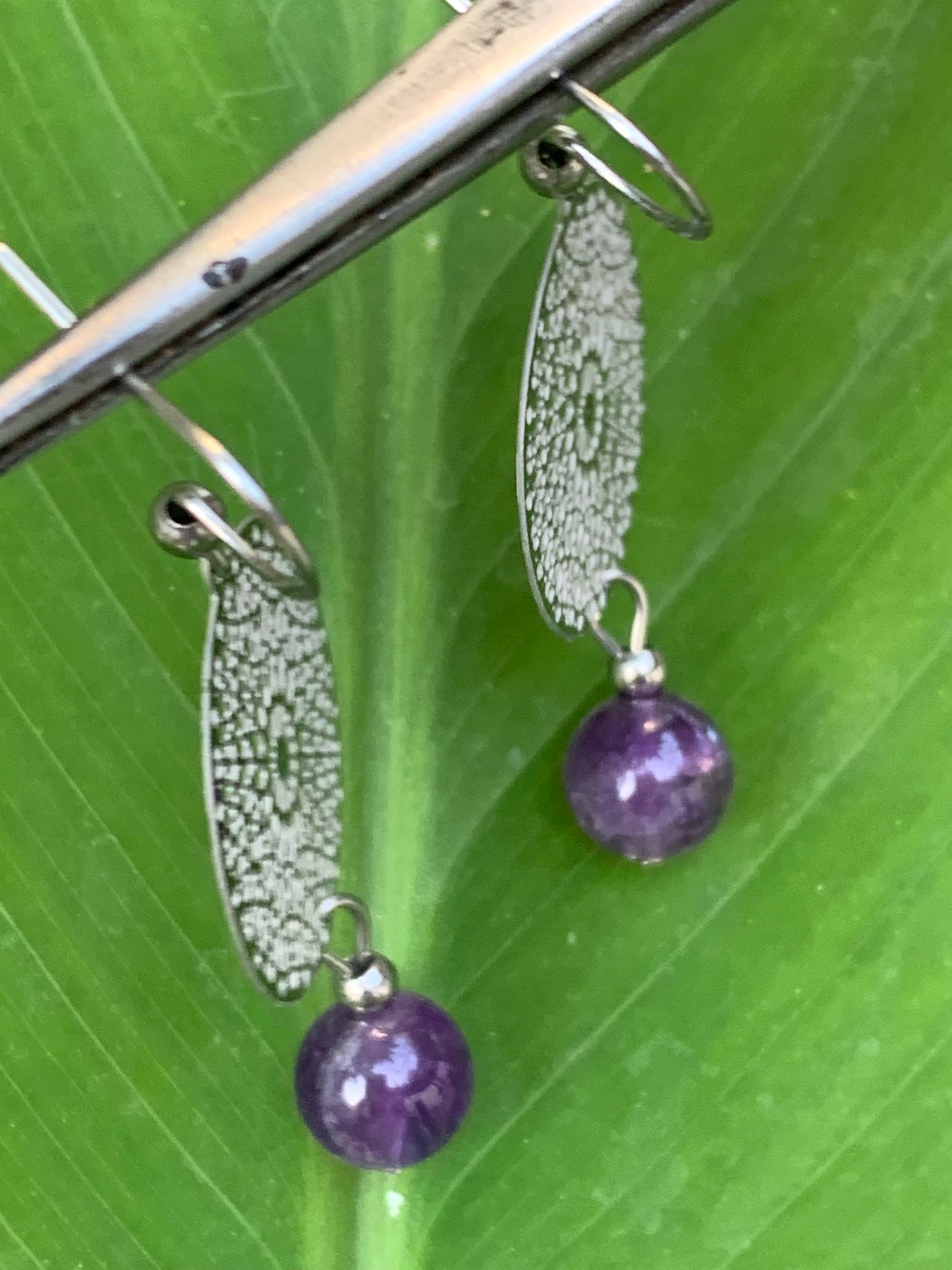 Boucles d'oreilles en Améthyste avec un superbe Mandala en Argent où est suspendue une perle ronde, qualité AA à AAA. Finition Argent 925 !