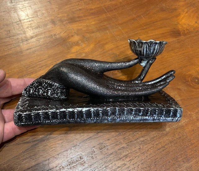 Bougeoir 'Main de Mudra', tenant une bougie. 21 x 8 x 10 cm/ 676 gr. - Superbe pièce !