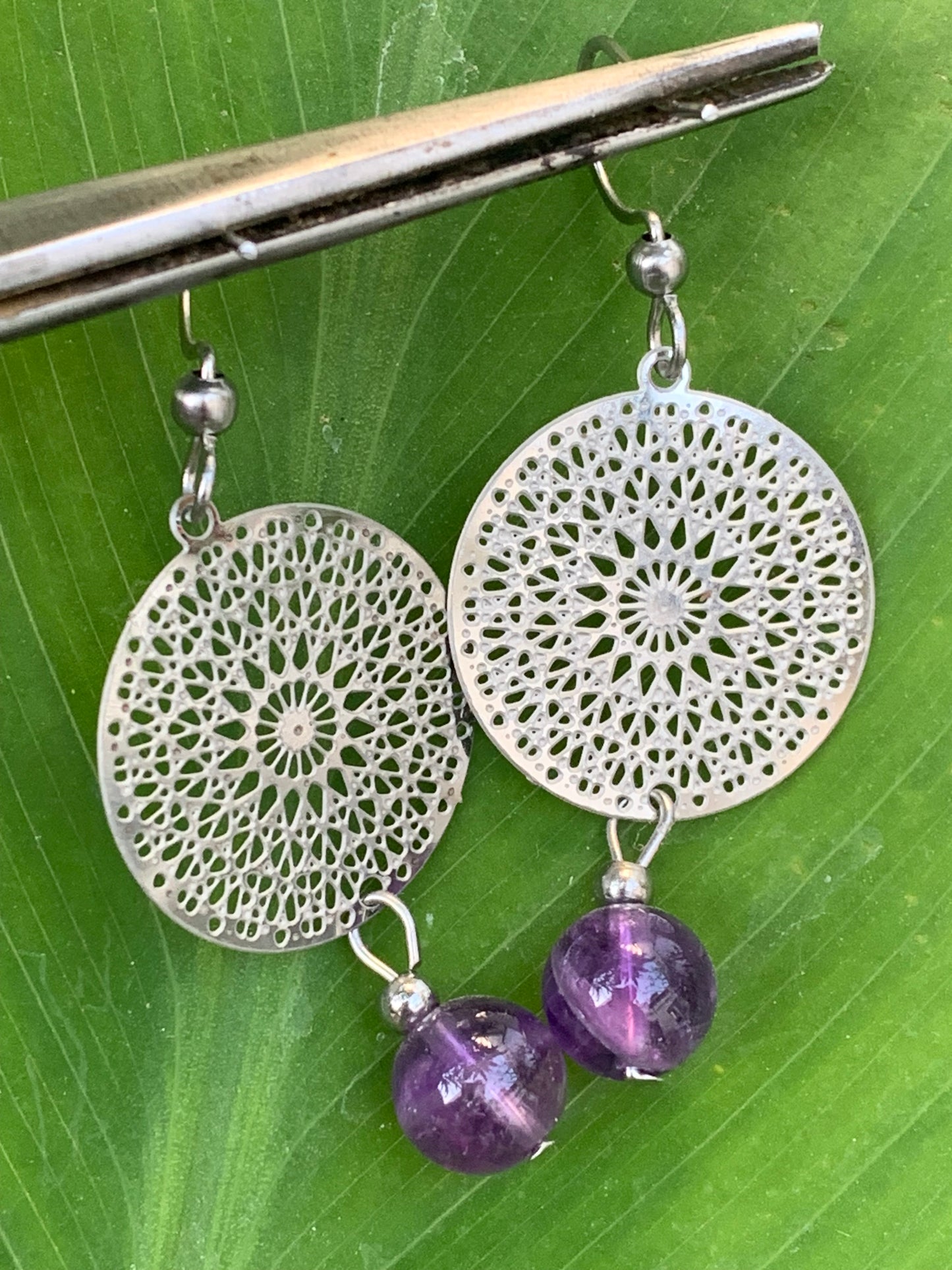 Boucles d'oreilles en Améthyste avec un superbe Mandala en Argent où est suspendue une perle ronde, qualité AA à AAA. Finition Argent 925 !