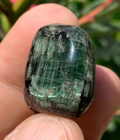 Tourmaline verte/ Verdélite, pierre roulée de 25 x 23 x 16 mm -17,3 grammes environ. Superbe petite pièce de minéralogie !