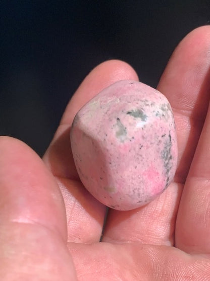 Rhodochrosite, forme libre de 30 x 26 x 24 mm - 49,7 gr.