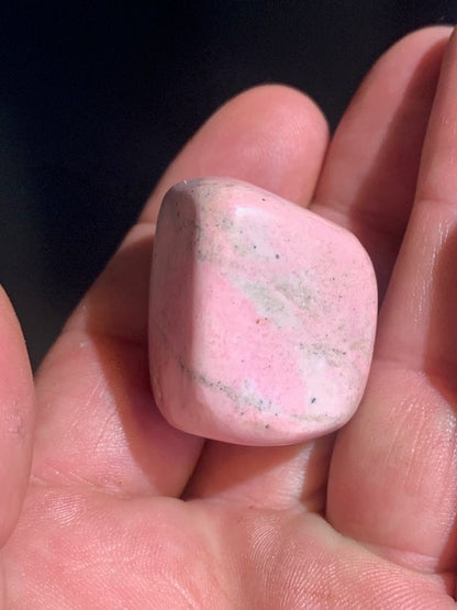 Rhodochrosite, forme libre de 30 x 26 x 24 mm - 49,7 gr.