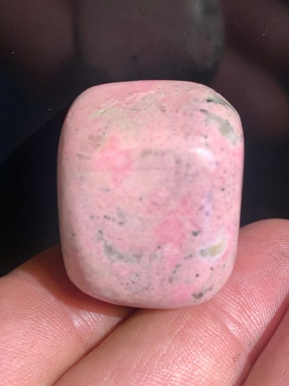 Rhodochrosite, forme libre de 30 x 26 x 24 mm - 49,7 gr.