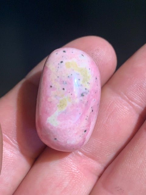 Rhodochrosite - Pierre roulée de 29 x 20 x 19 mm - 19,9 gr.