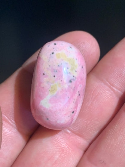 Rhodochrosite - Pierre roulée de 29 x 20 x 19 mm - 19,9 gr.