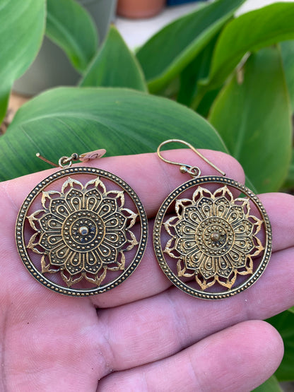 Boucles d'oreilles en forme de Mandala de 35 millimètres de diamètre, finition laiton, superbes pièces, parfait !
