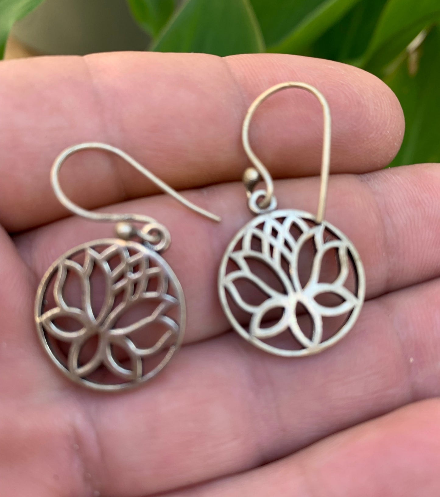 Boucles d'oreilles en forme de Lotus de 20 millimètres de diamètre, finition laiton, très beau modèle, parfait !