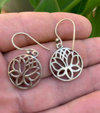Boucles d'oreilles en forme de Lotus de 20 millimètres de diamètre, finition laiton, très beau modèle, parfait !