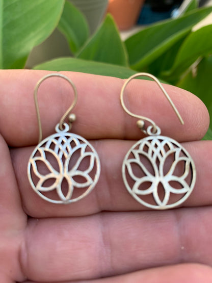 Boucles d'oreilles en forme de Lotus de 20 millimètres de diamètre, finition laiton, très beau modèle, parfait !