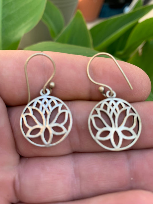 Boucles d'oreilles en forme de Lotus de 20 millimètres de diamètre, finition laiton, très beau modèle, parfait !