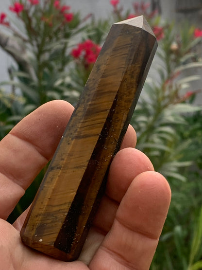 Oeil de tigre, pointe laser de 104 x 23 x 23 mm - 104 grammes. Magnifique pièce pour exposition, lithothérapie, collection !