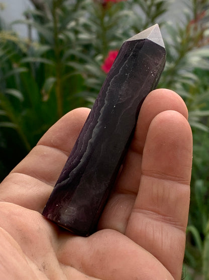 Fluorite violette, pointe laser de 90 mm x 24 x 20 / 93,3 grammes. Belle qualité, magnifique pièce !