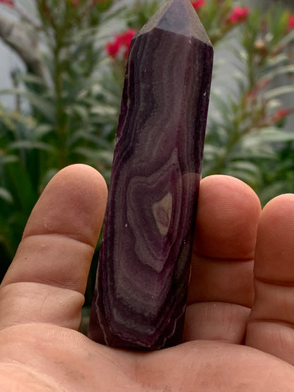 Fluorite violette, pointe laser de 90 mm x 24 x 20 / 93,3 grammes. Belle qualité, magnifique pièce !