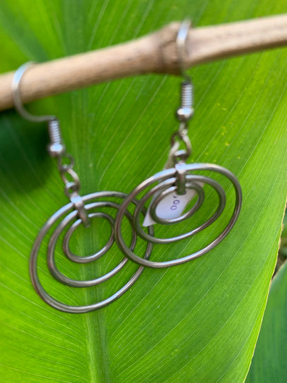 Boucles d'oreilles de 30 mm de diamètre. Finition laiton argenté, très beau modèle, parfait !