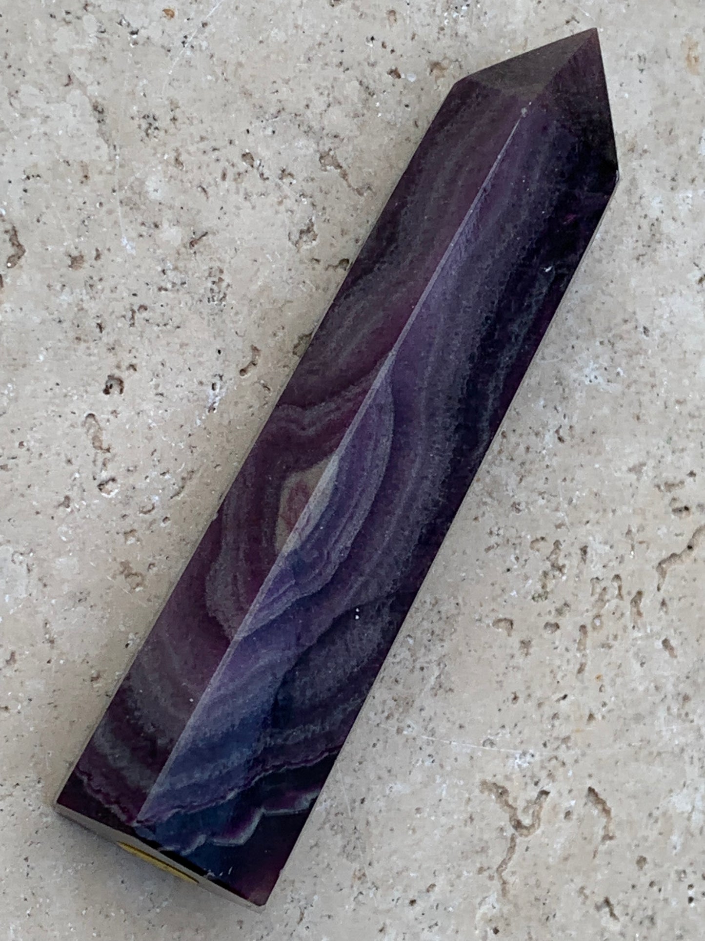 Fluorite violette, pointe laser de 90 mm x 24 x 20 / 93,3 grammes. Belle qualité, magnifique pièce !