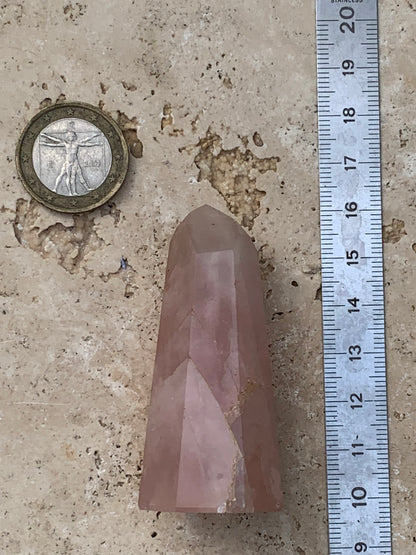 Quartz rose, pointe laser de 62 x 28 x 24 millimètres - 58 grammes. Superbe qualité, parfait pour vos collections, expositions...