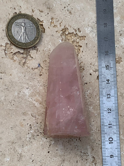 Quartz rose, pointe laser de 62 x 28 x 24 millimètres - 58 grammes. Superbe qualité, parfait pour vos collections, expositions...