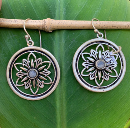 Boucles d'oreilles en forme de Lotus de 30 millimètres de diamètre avec cristal sertis, finition laiton argenté, très beau modèle, parfait !