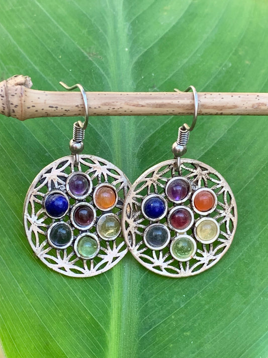 Boucles d'oreilles en forme de fleur de vie et pierres sertis aux couleurs des 7 chakras, 25 millimètres de diamètre, finition laiton argenté, parfait !