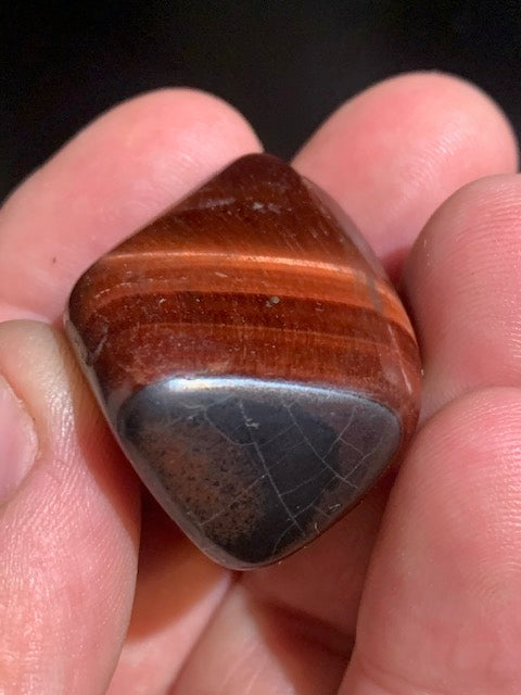 Oeil de taureau - Pierre roulée - 37 x 26 x 21 cm - 26,4 gr.