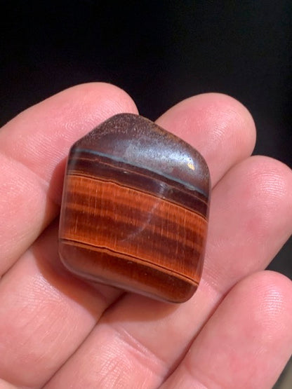 Oeil de taureau - Pierre roulée - 34 x 28 x 12 cm - 21 gr.