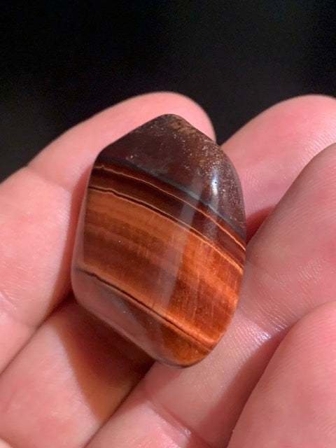 Oeil de taureau - Pierre roulée - 34 x 28 x 12 cm - 21 gr.
