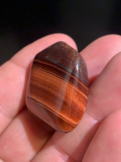 Oeil de taureau - Pierre roulée - 34 x 28 x 12 cm - 21 gr.