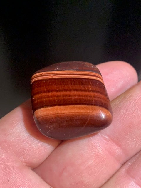 Oeil de taureau - Pierre roulée - 34 x 28 x 12 cm - 21 gr.